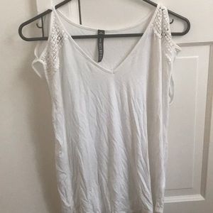 Super cute white tee